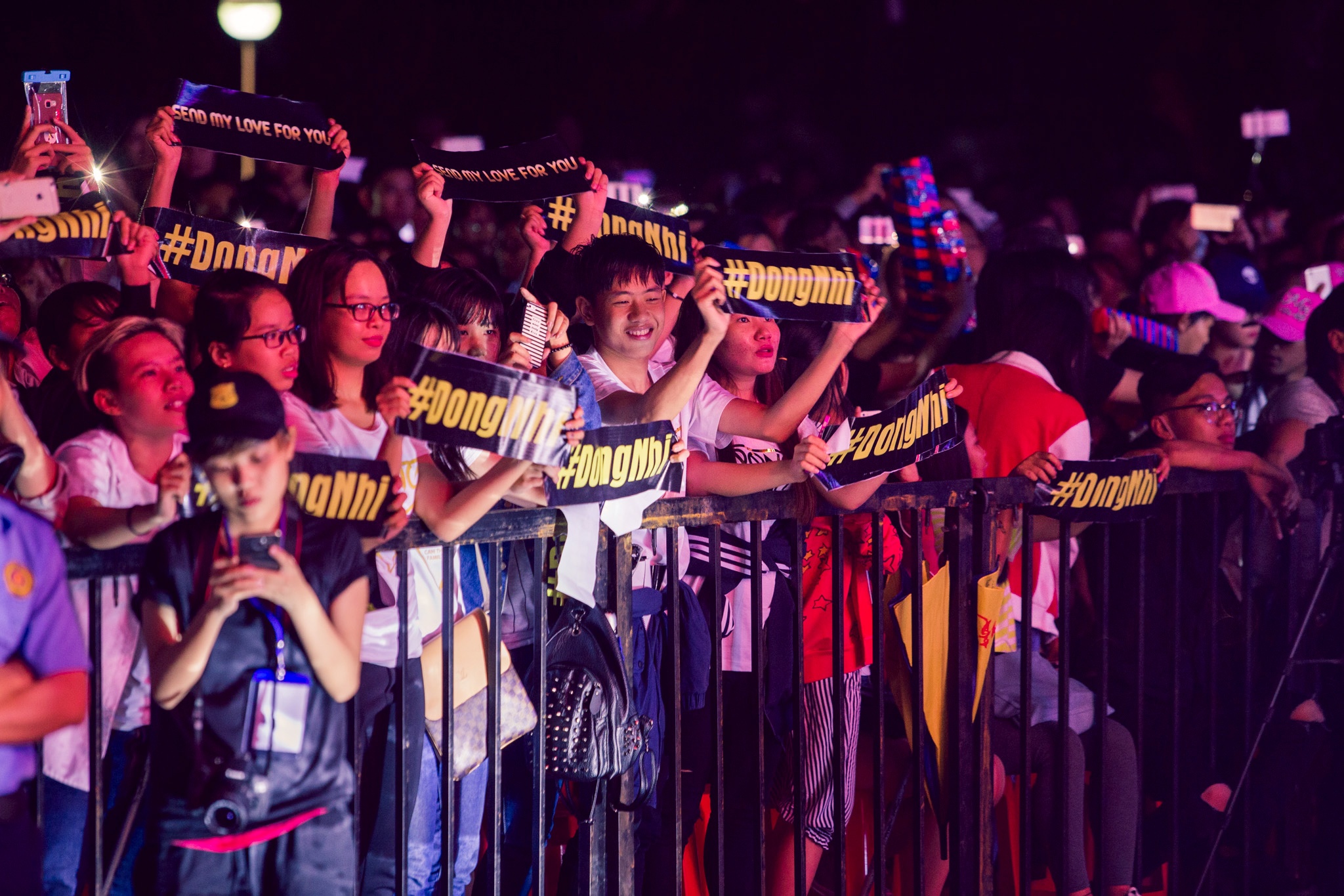 fan Can Tho doi mua xem Dong Nhi bieu dien anh 4