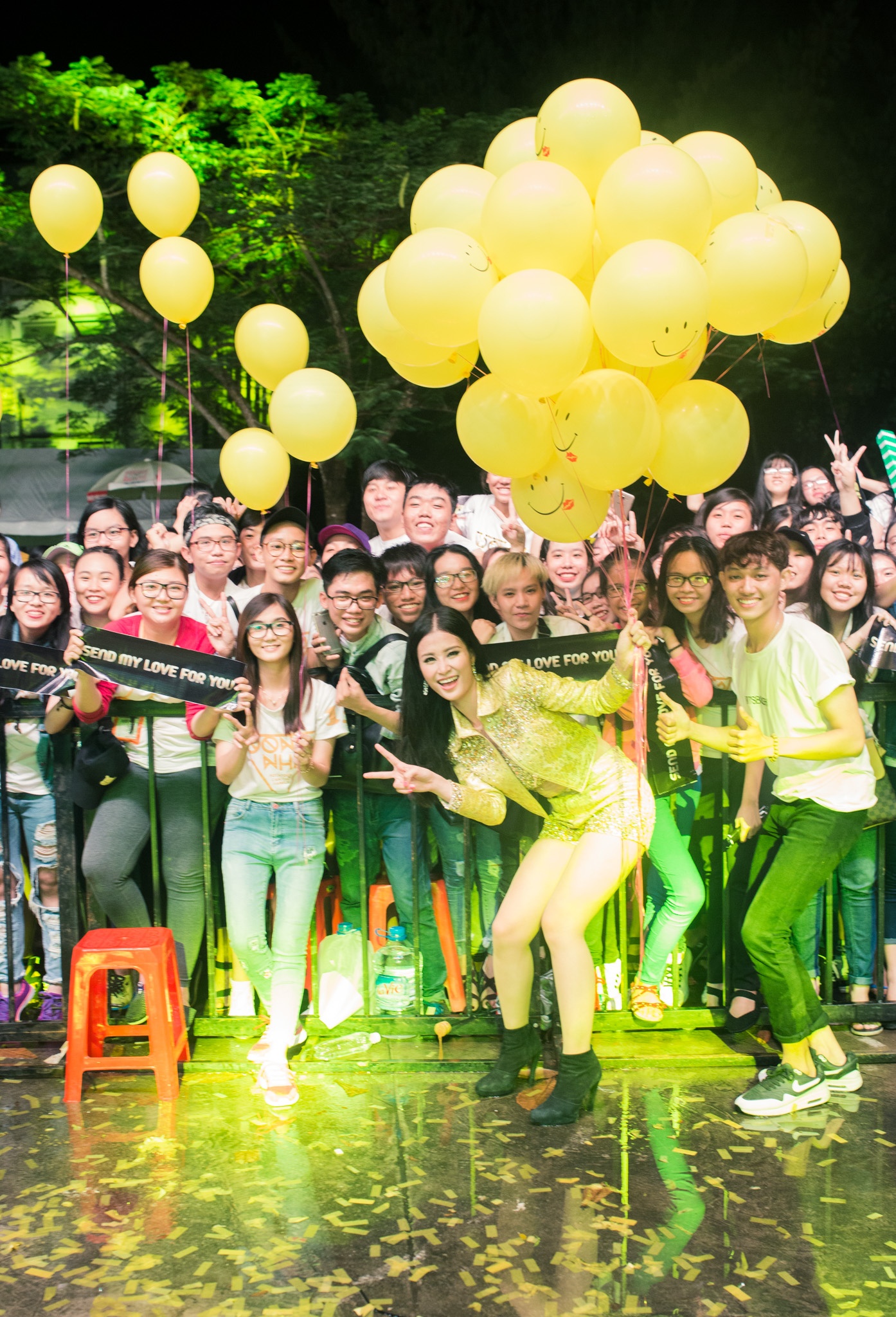 fan Can Tho doi mua xem Dong Nhi bieu dien anh 5