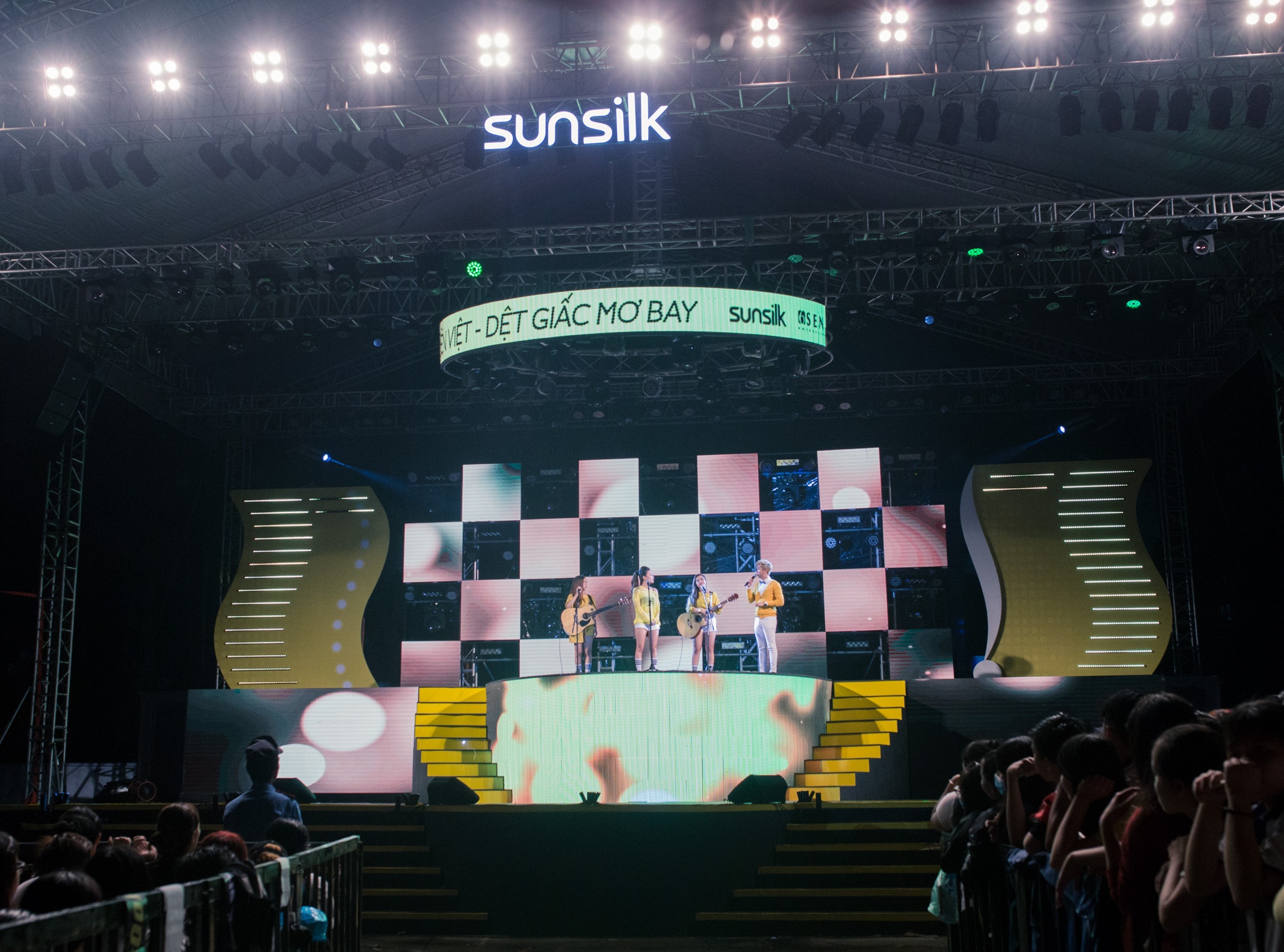 fan Can Tho doi mua xem Dong Nhi bieu dien anh 7