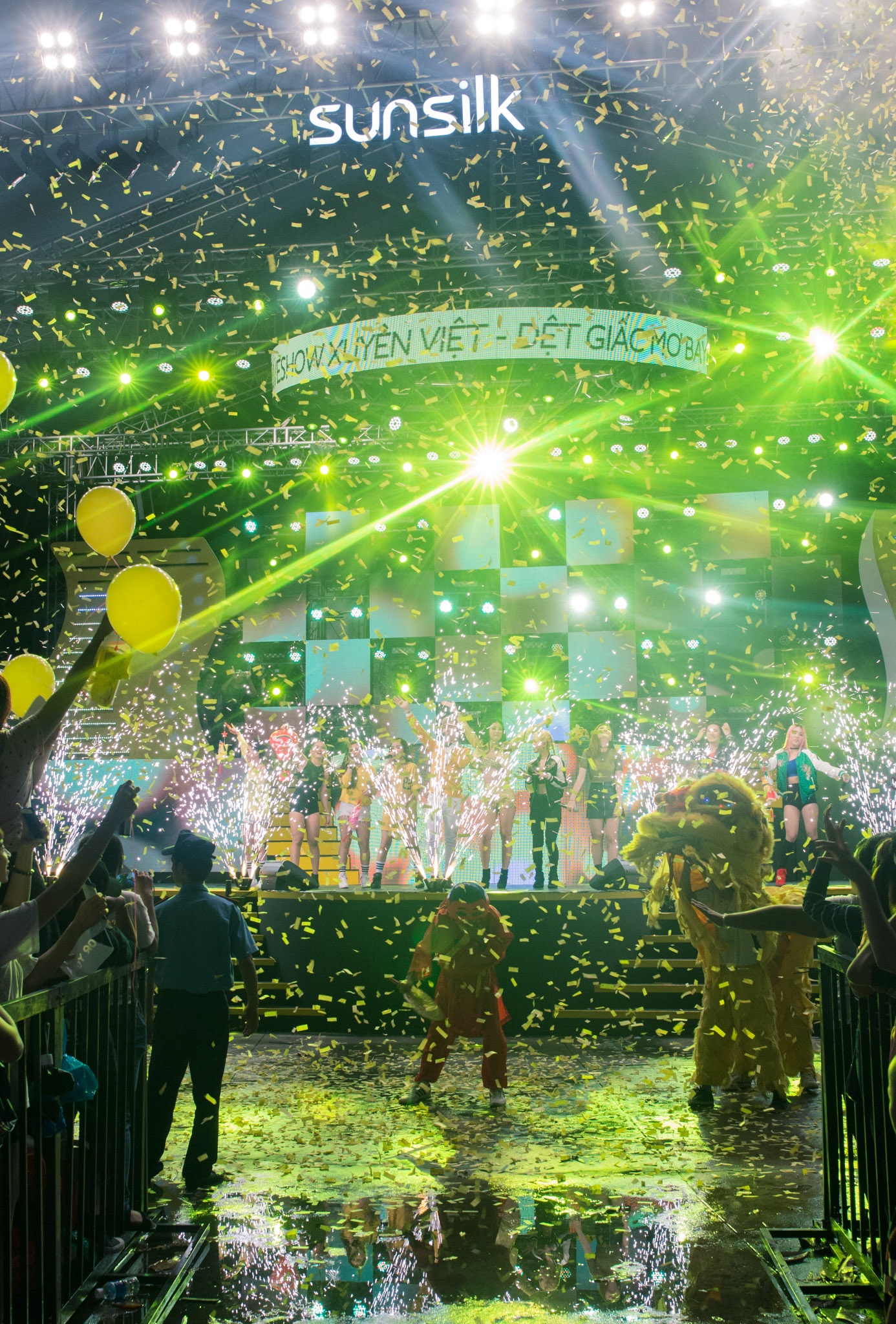 fan Can Tho doi mua xem Dong Nhi bieu dien anh 14