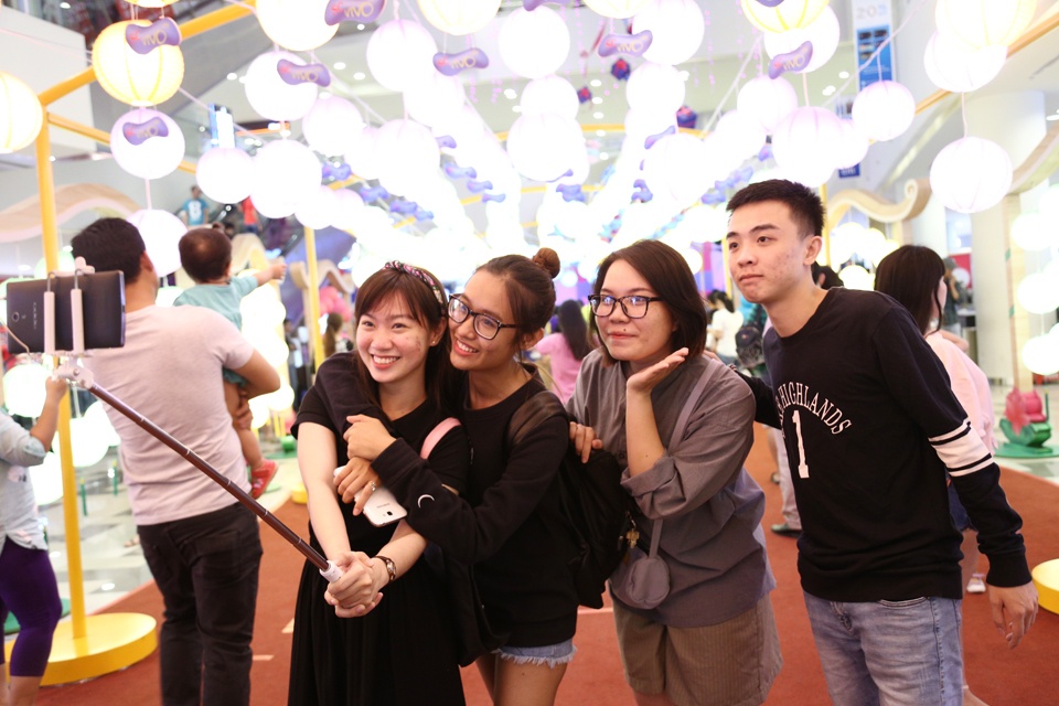Dem hoi trang ram danh cho ca gia dinh mua trung thu hinh anh
