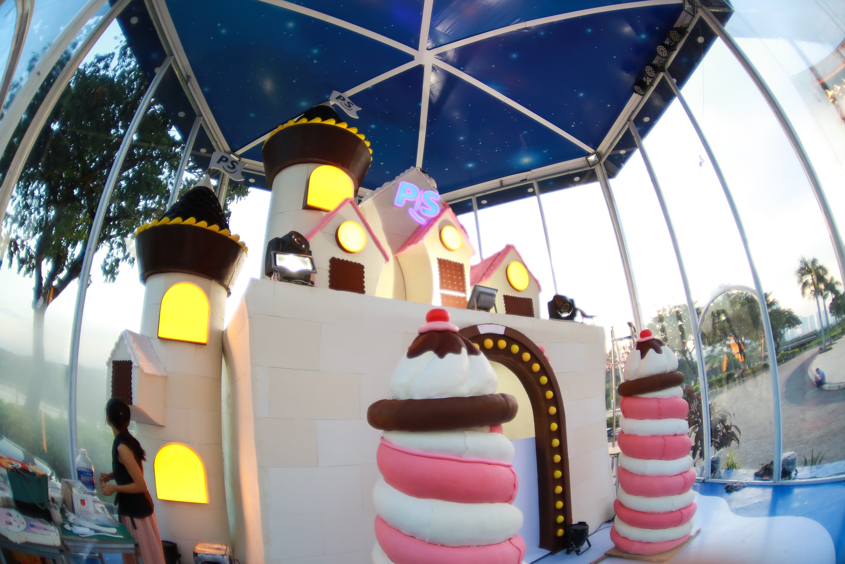 Ngoi nha banh keo khong lo lam tu 1,8 tan duong hinh anh