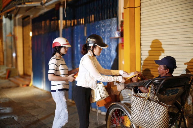 Ngoc Trinh,  Phuong Le,  hoat dong cong dong anh 7