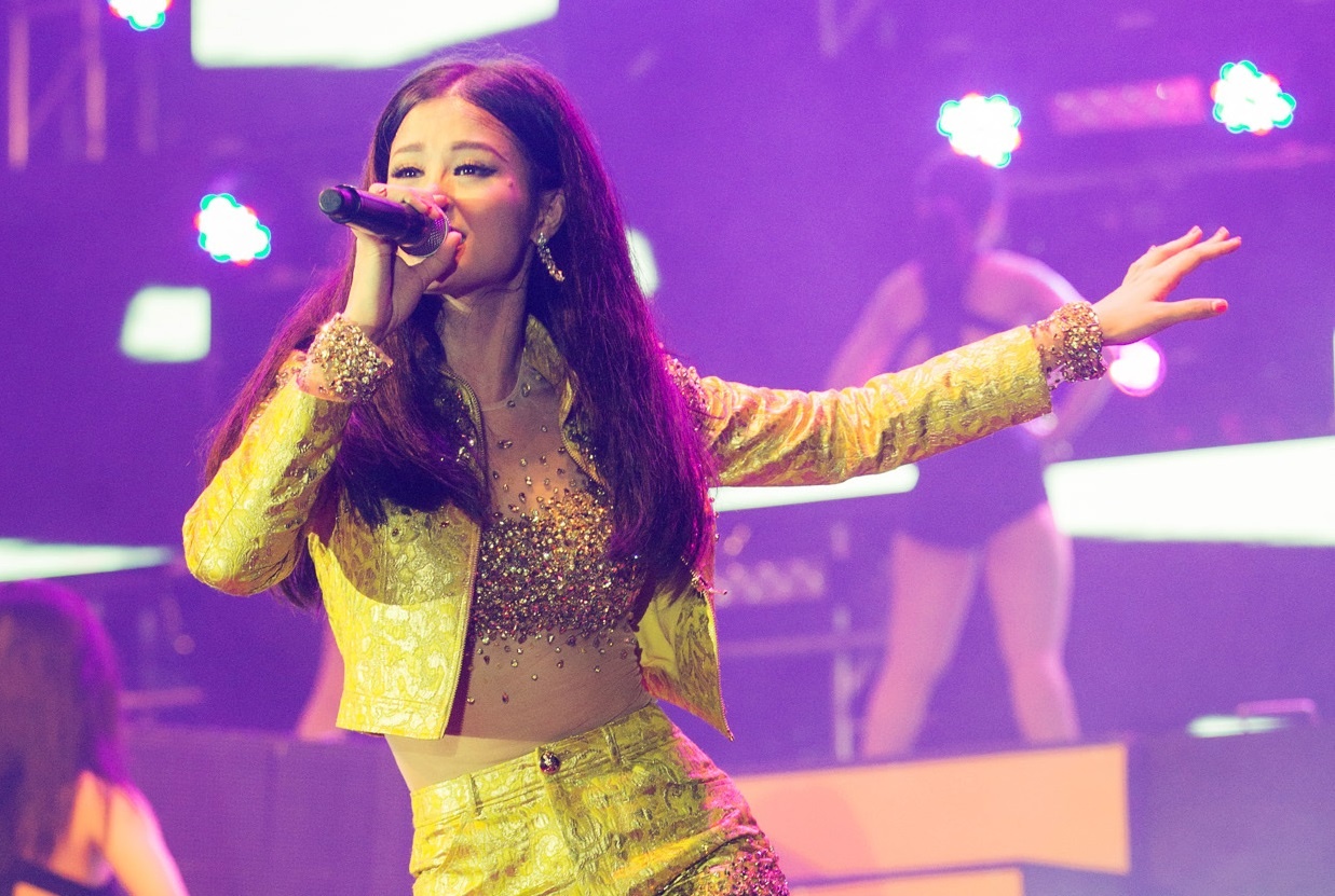 Dong Nhi theo duoi thoi trang sequin hien dai tren san khau hinh anh