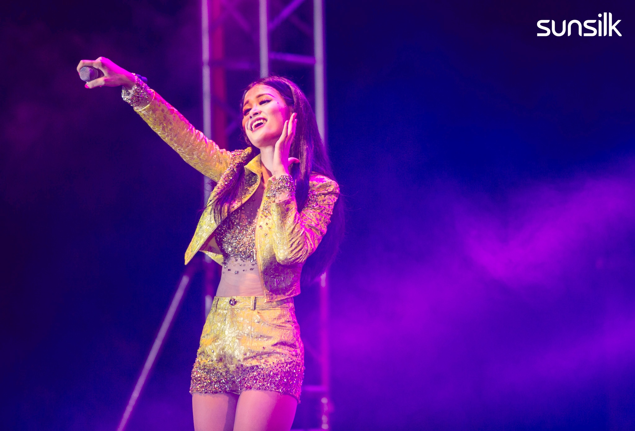 Dong Nhi theo duoi thoi trang sequin hien dai anh 7