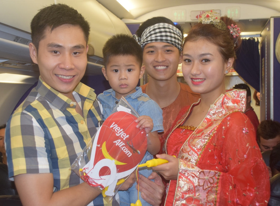 Hanh khach Vietjet don Trung thu tren khong hinh anh