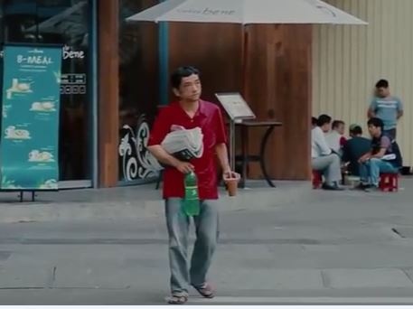 Clip 'Ngay dau tien di hoc' cua co be ngheo gay xuc dong hinh anh