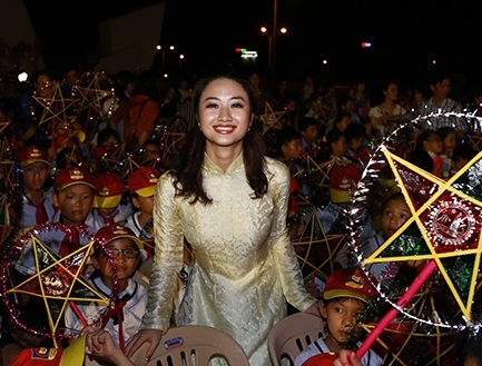 HH Ban sac Viet Thu Ngan vui Trung thu voi tre em Quang Binh hinh anh