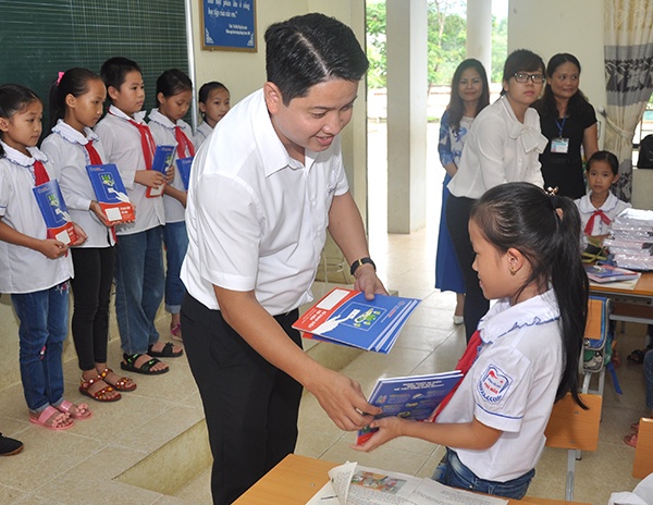 EVN HANOI tang gan 50.000 quyen vo cho hoc sinh kho khan hinh anh