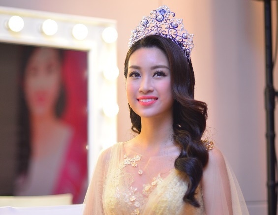 Hoa hau My Linh xinh dep trong trang phuc vang anh kim hinh anh