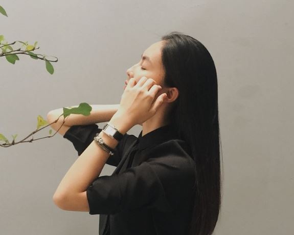 Helly Tong bien hoa voi phu kien vong da la mat hinh anh