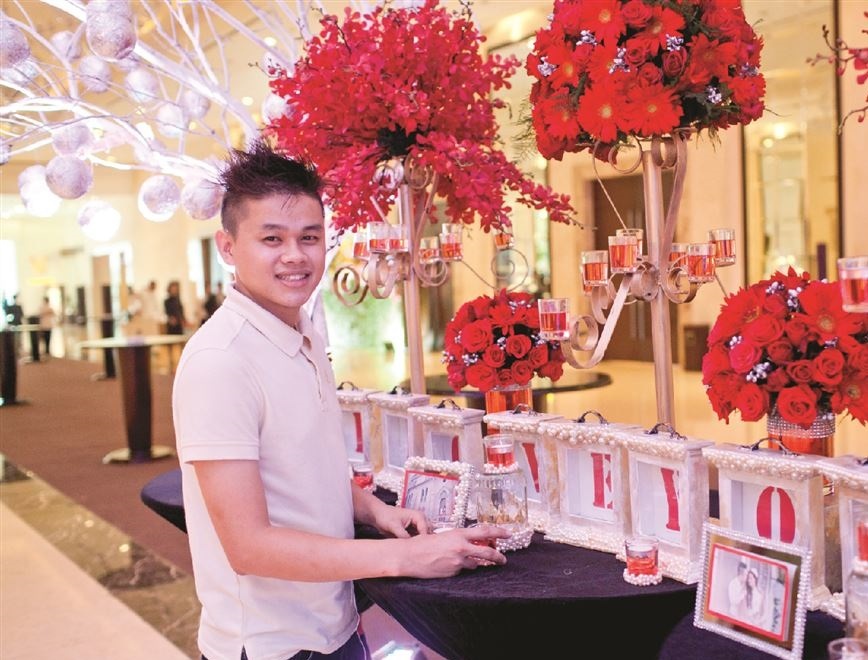Nguoi tre chinh phuc thi truong trang tri tiec cuoi, su kien hinh anh