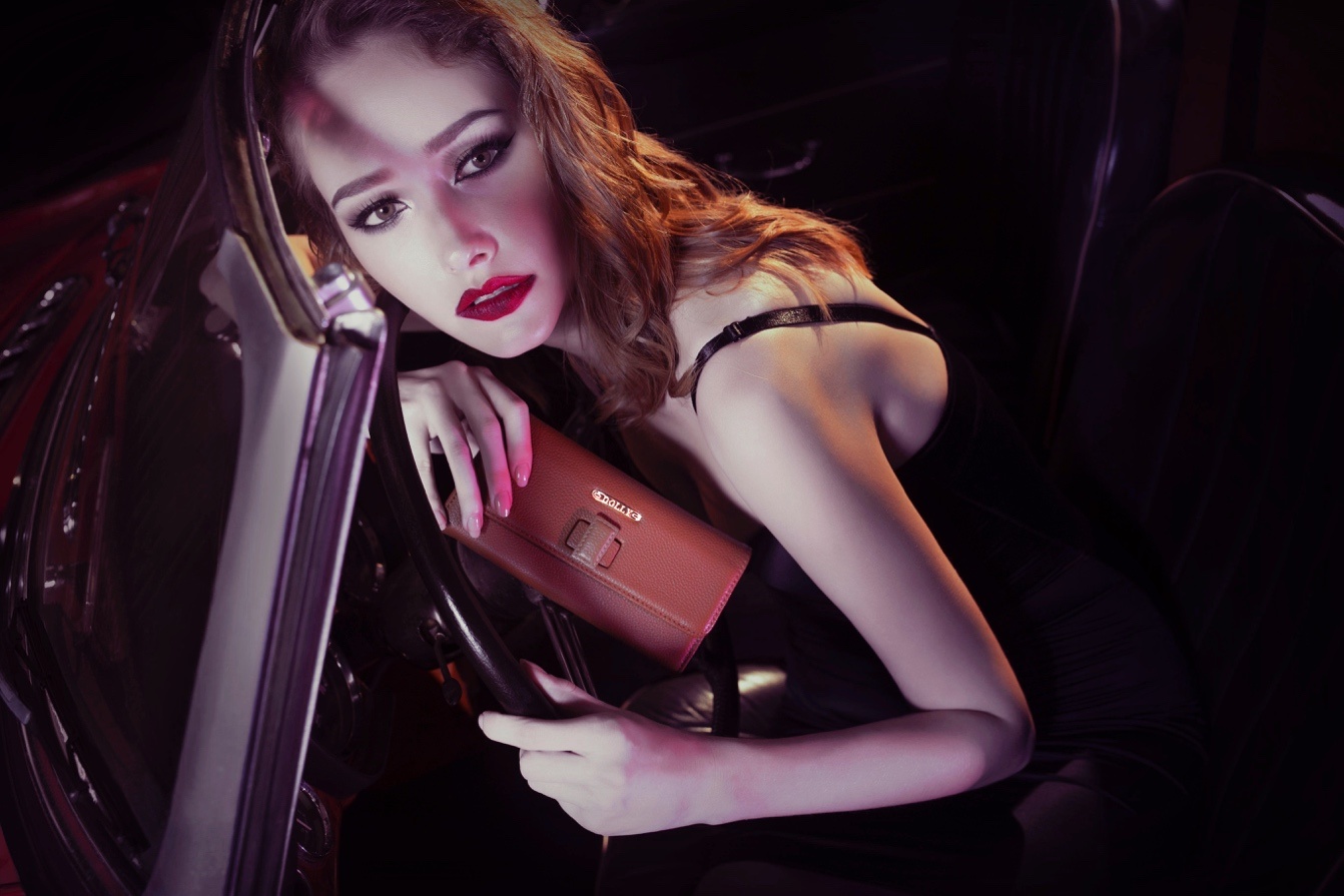 Nhung mau phu kien dang cap bang chat lieu da cua Dolly hinh anh