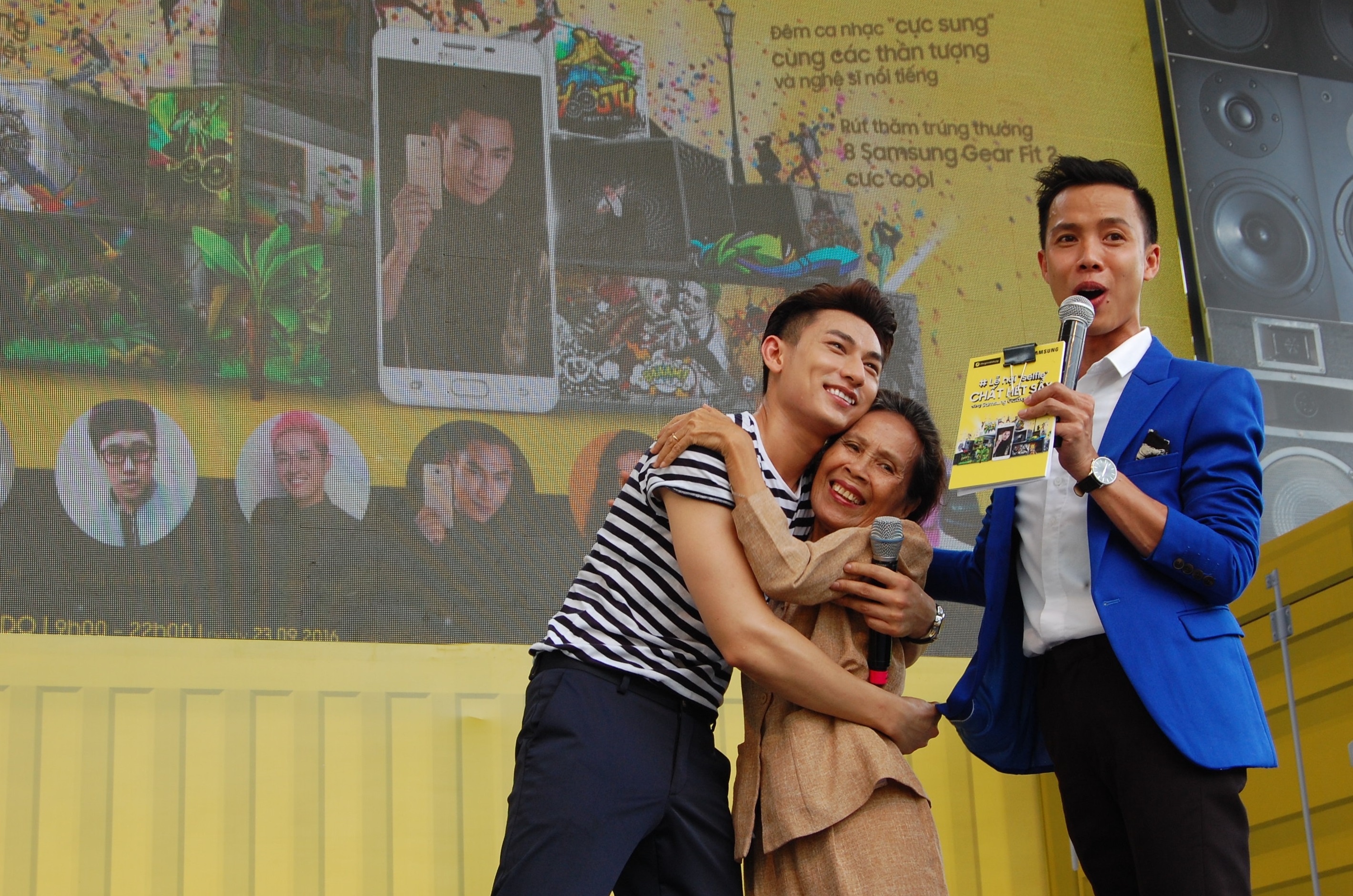 Issac om va selfie voi fan lon tuoi anh 1