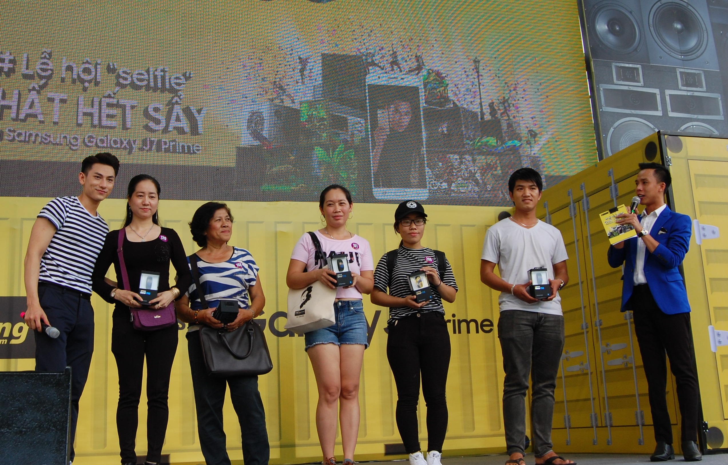 Issac om va selfie voi fan lon tuoi anh 8