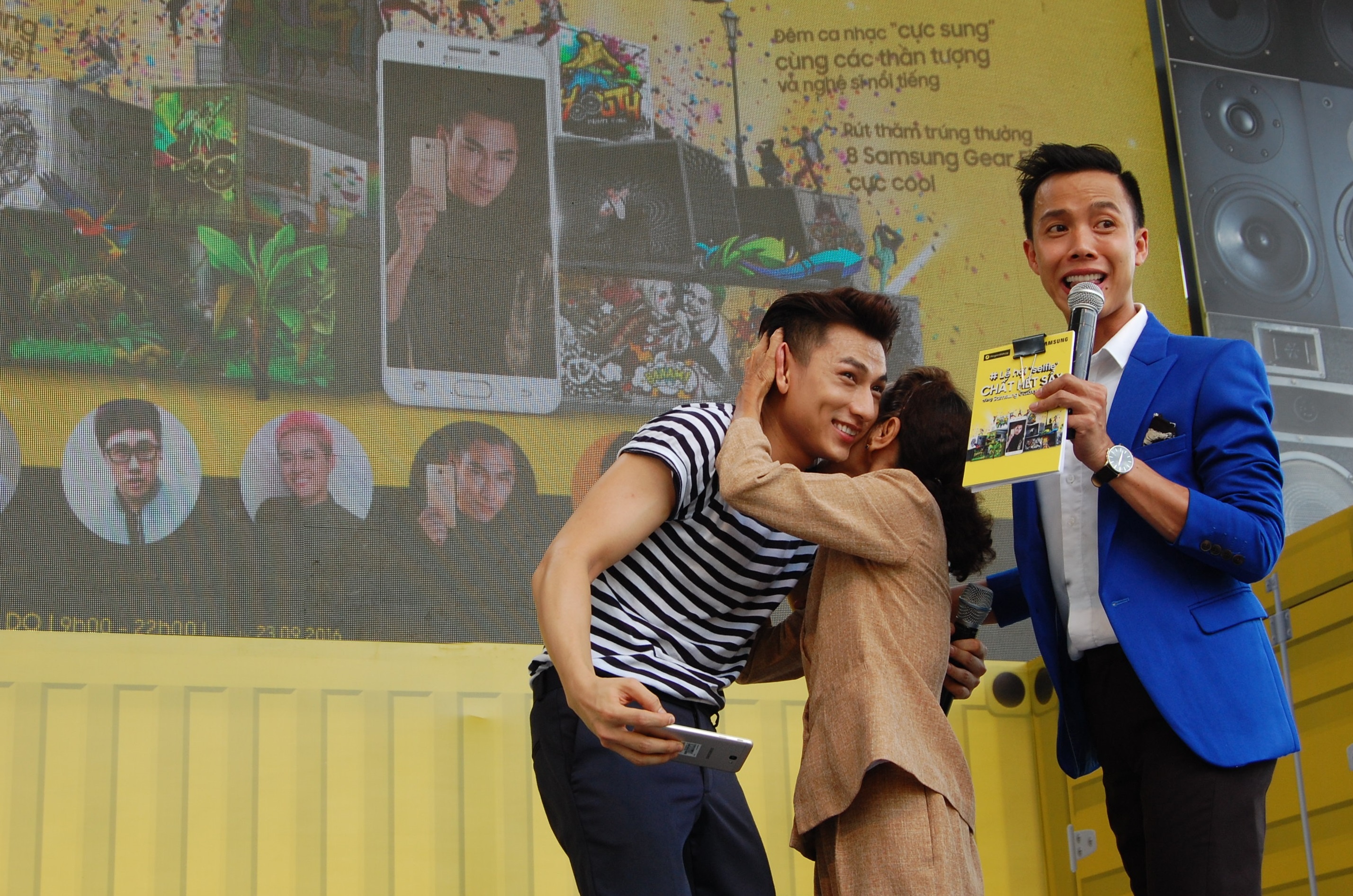 Issac om va selfie voi fan lon tuoi anh 2