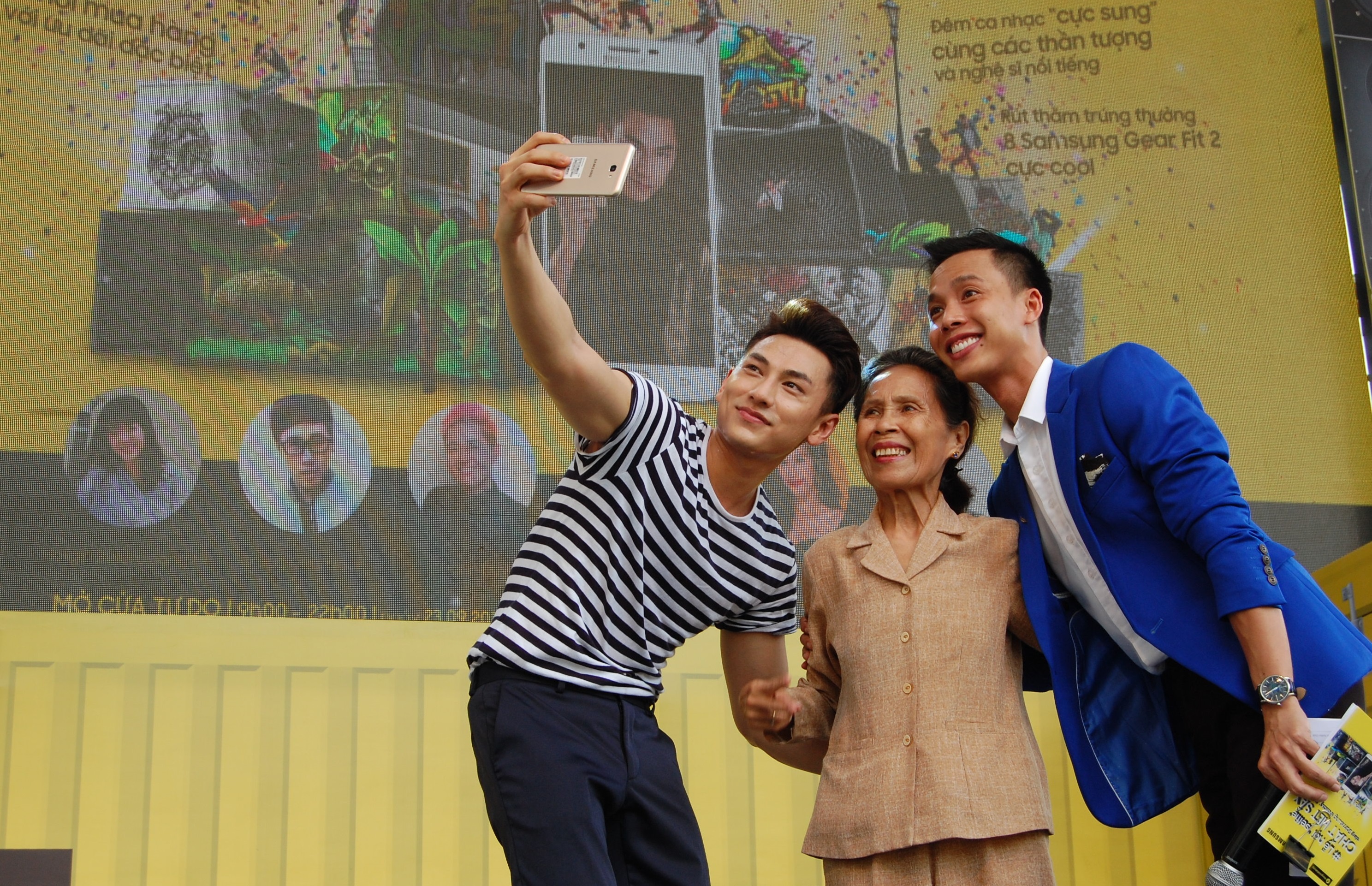 Isaac om va selfie voi fan lon tuoi trong su kien hinh anh