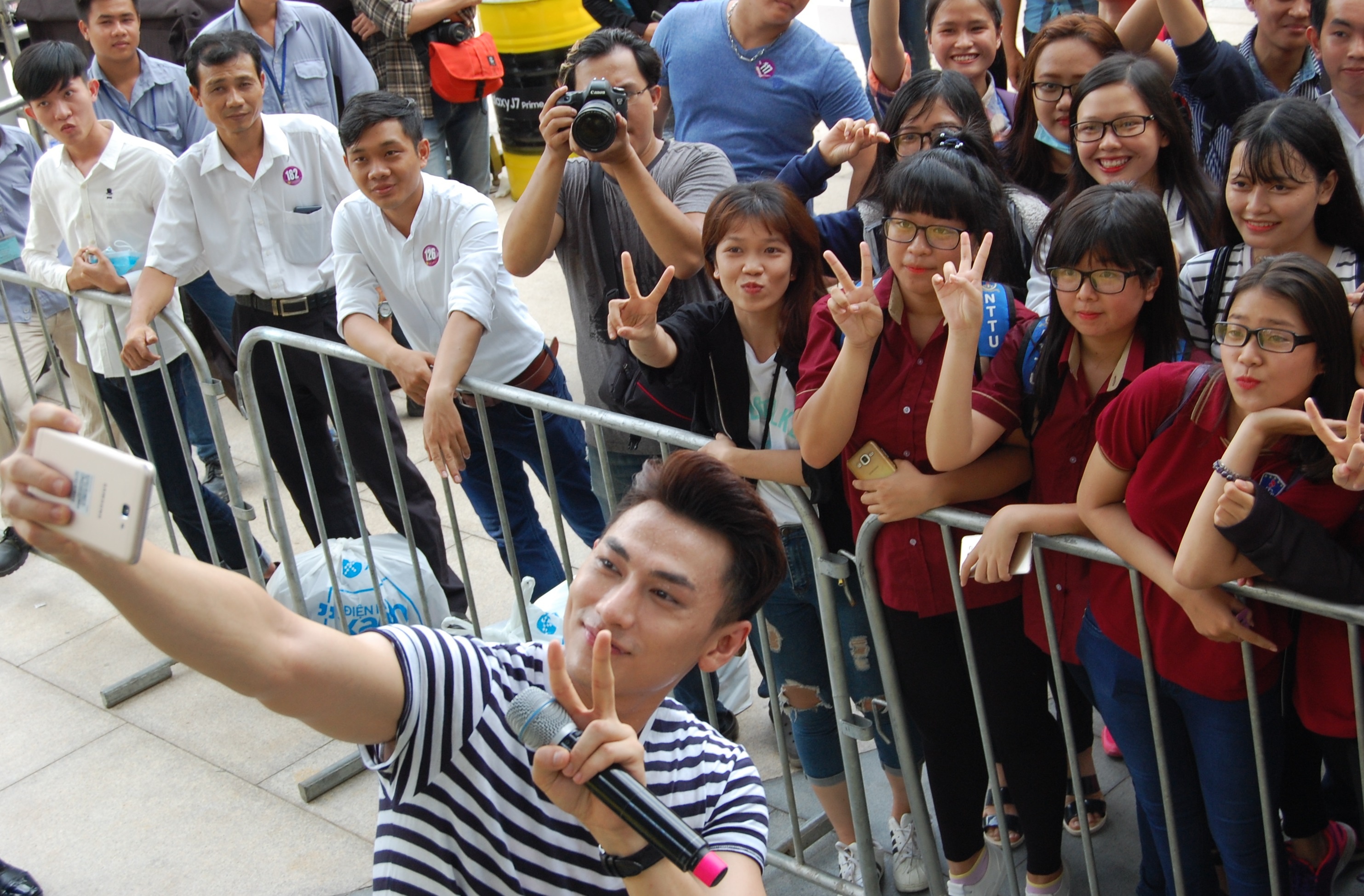 Issac om va selfie voi fan lon tuoi anh 4