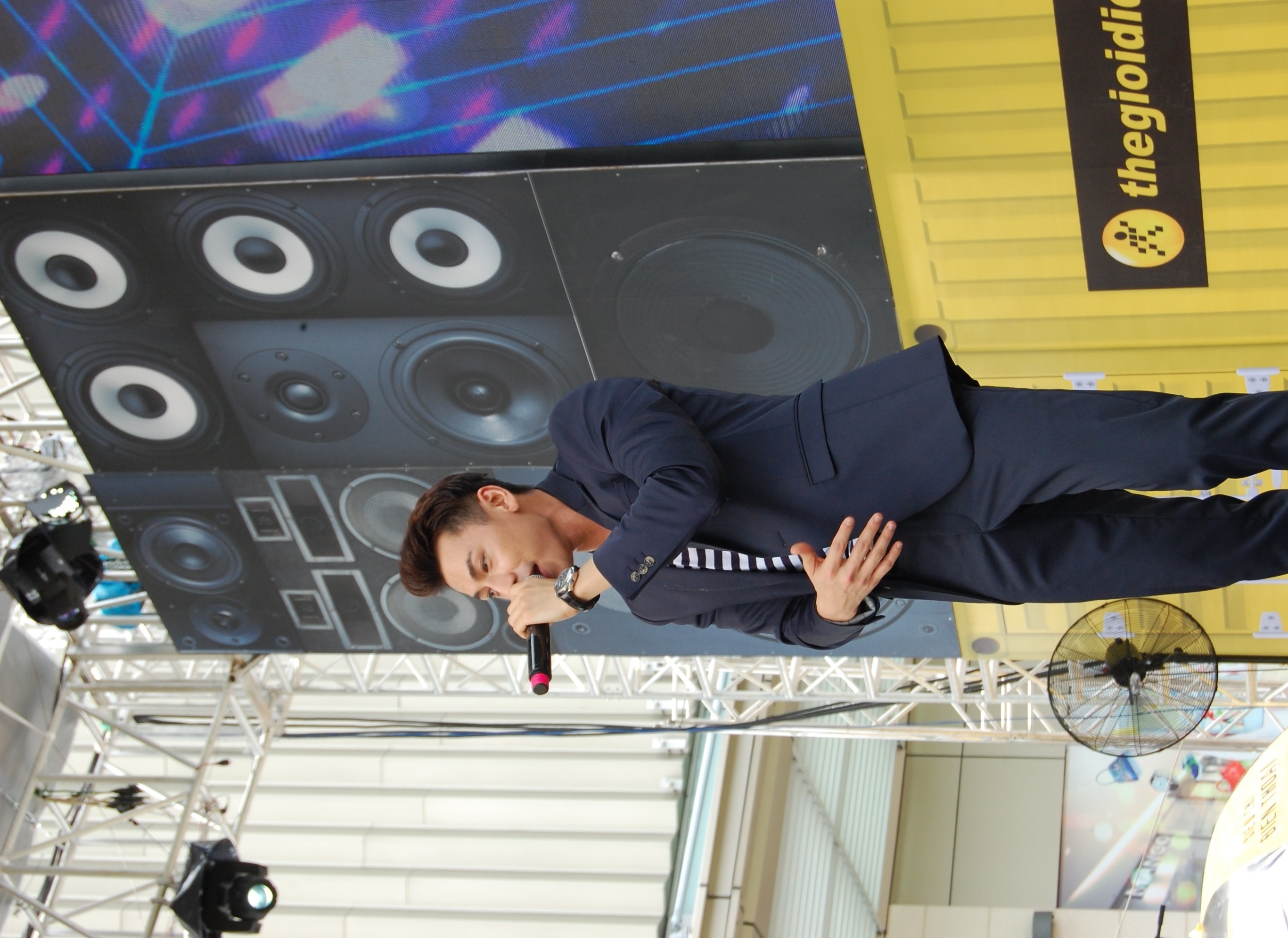 Issac om va selfie voi fan lon tuoi anh 5