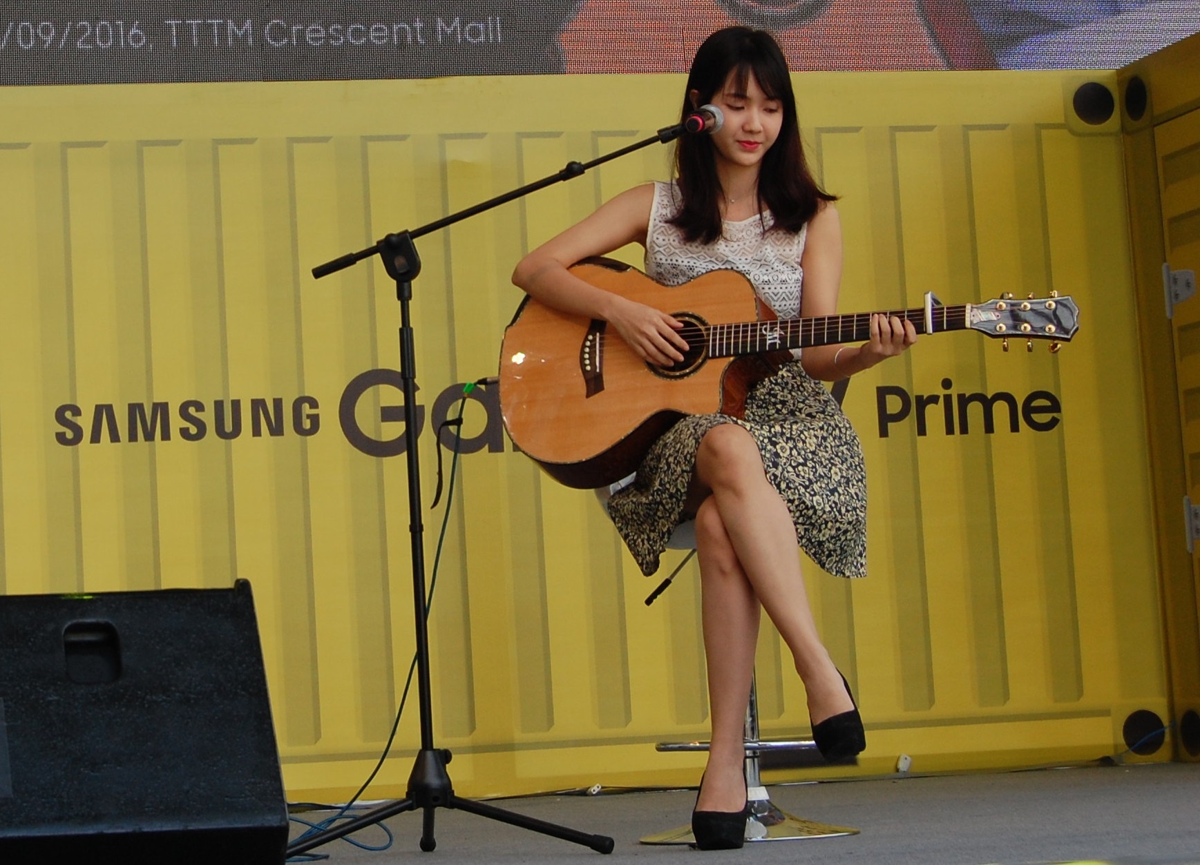 Issac om va selfie voi fan lon tuoi anh 6