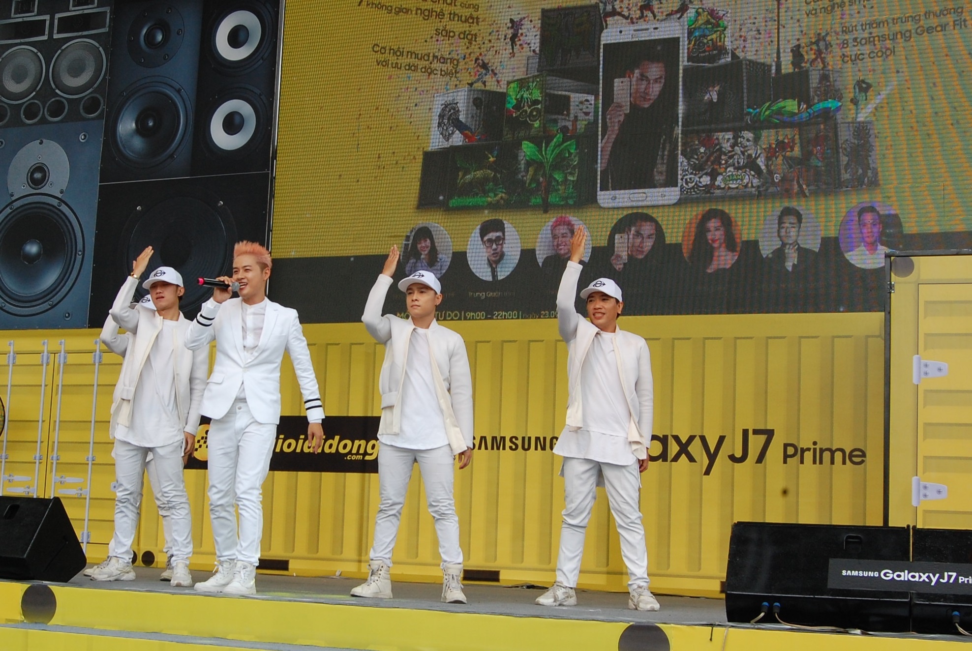 Issac om va selfie voi fan lon tuoi anh 7