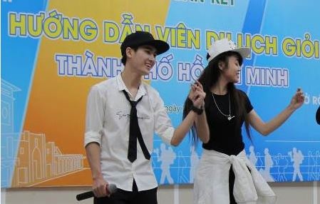 Huong dan vien du lich gioi tranh tai tai HUTECH hinh anh