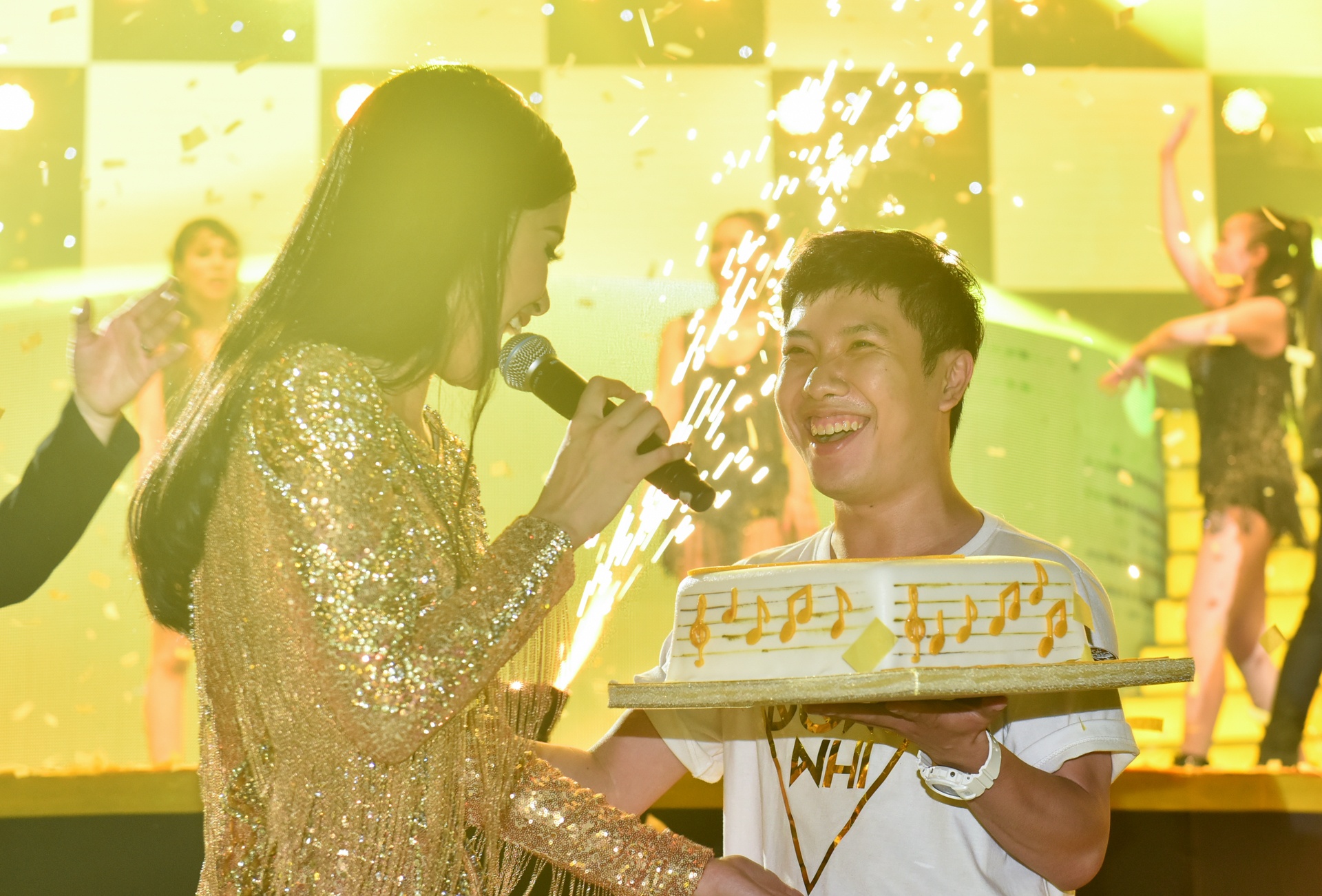 fan thu do bat ngo mung sinh nhat Dong Nhi anh 1