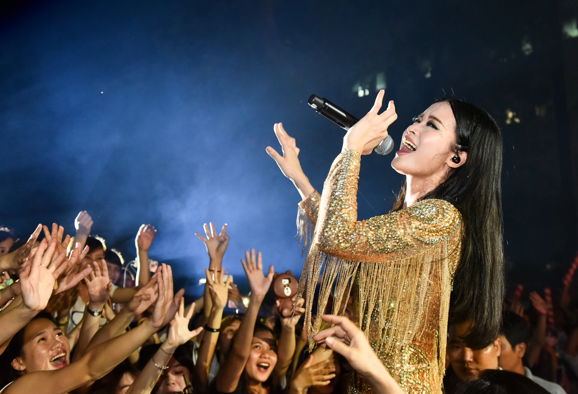 Fan thu do bat ngo mung sinh nhat Dong Nhi trong liveshow hinh anh