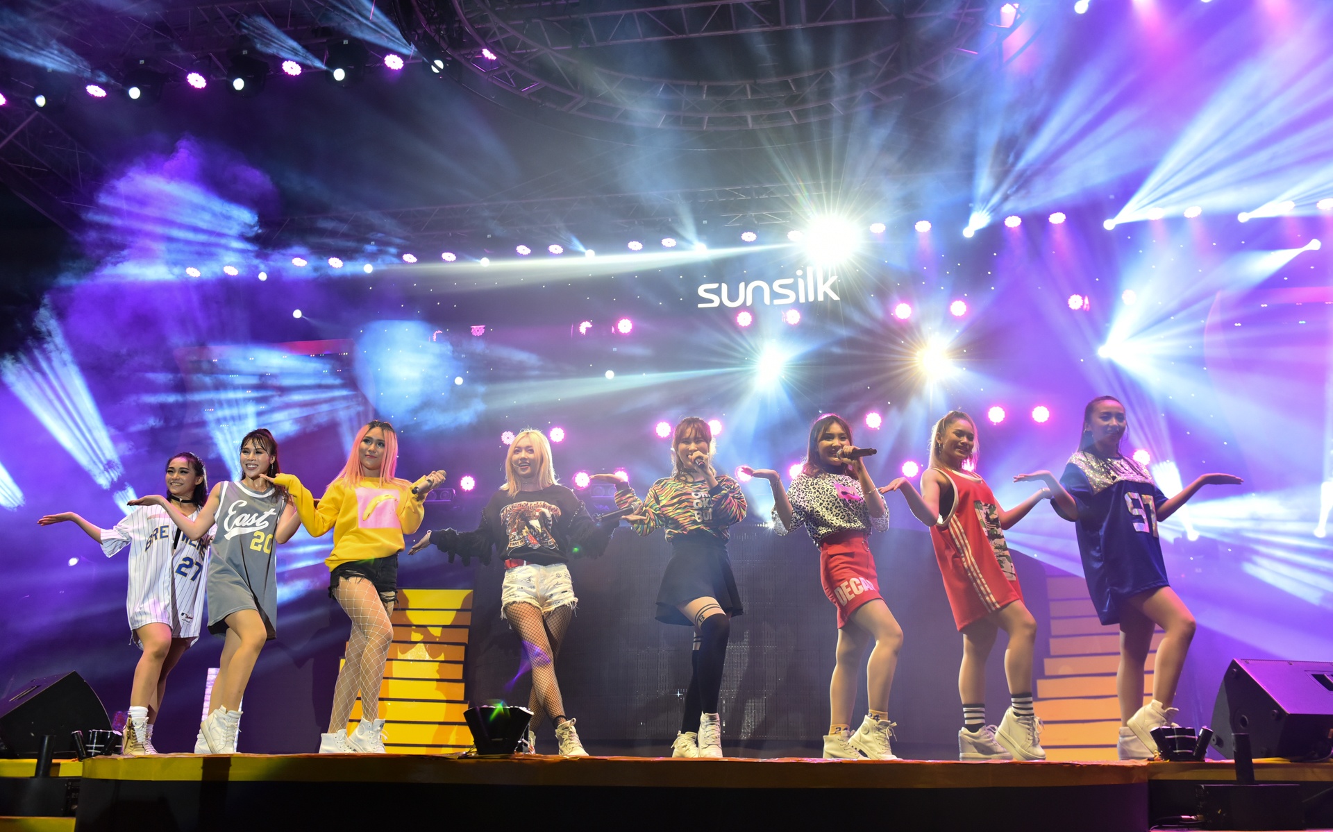 fan thu do bat ngo mung sinh nhat Dong Nhi anh 5