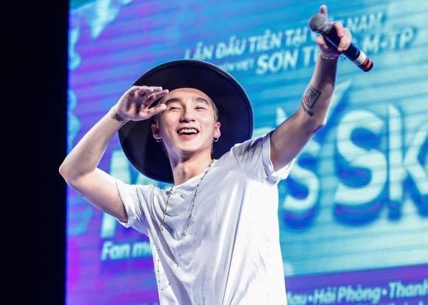 Son Tung chieu long khan gia trong buoi hop fan tai Hue hinh anh