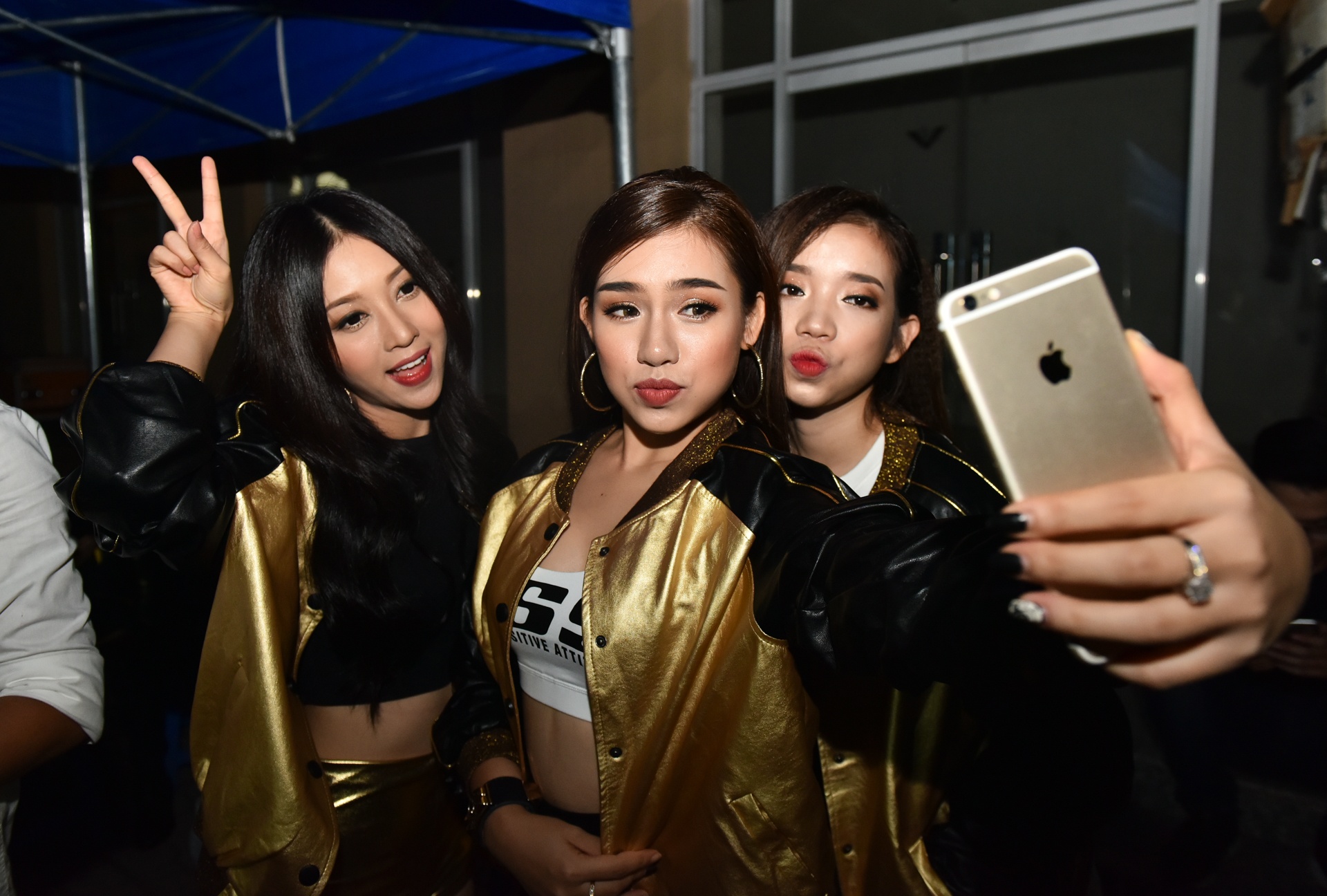 Dong Nhi cung tro cung Hello Yellow nhang nhit anh 2