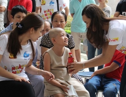 'Ngay chu nhat cho em' den voi benh nhi vien K Tan Trieu hinh anh