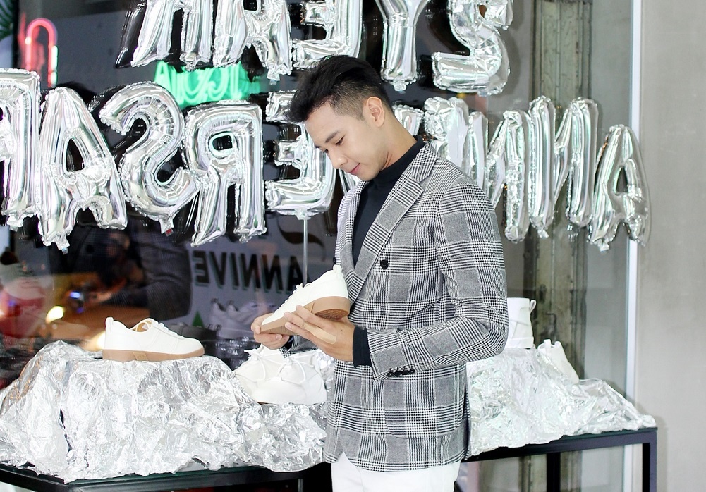 Ho Vinh Khoa dien vest lich lam chon mua giay hinh anh