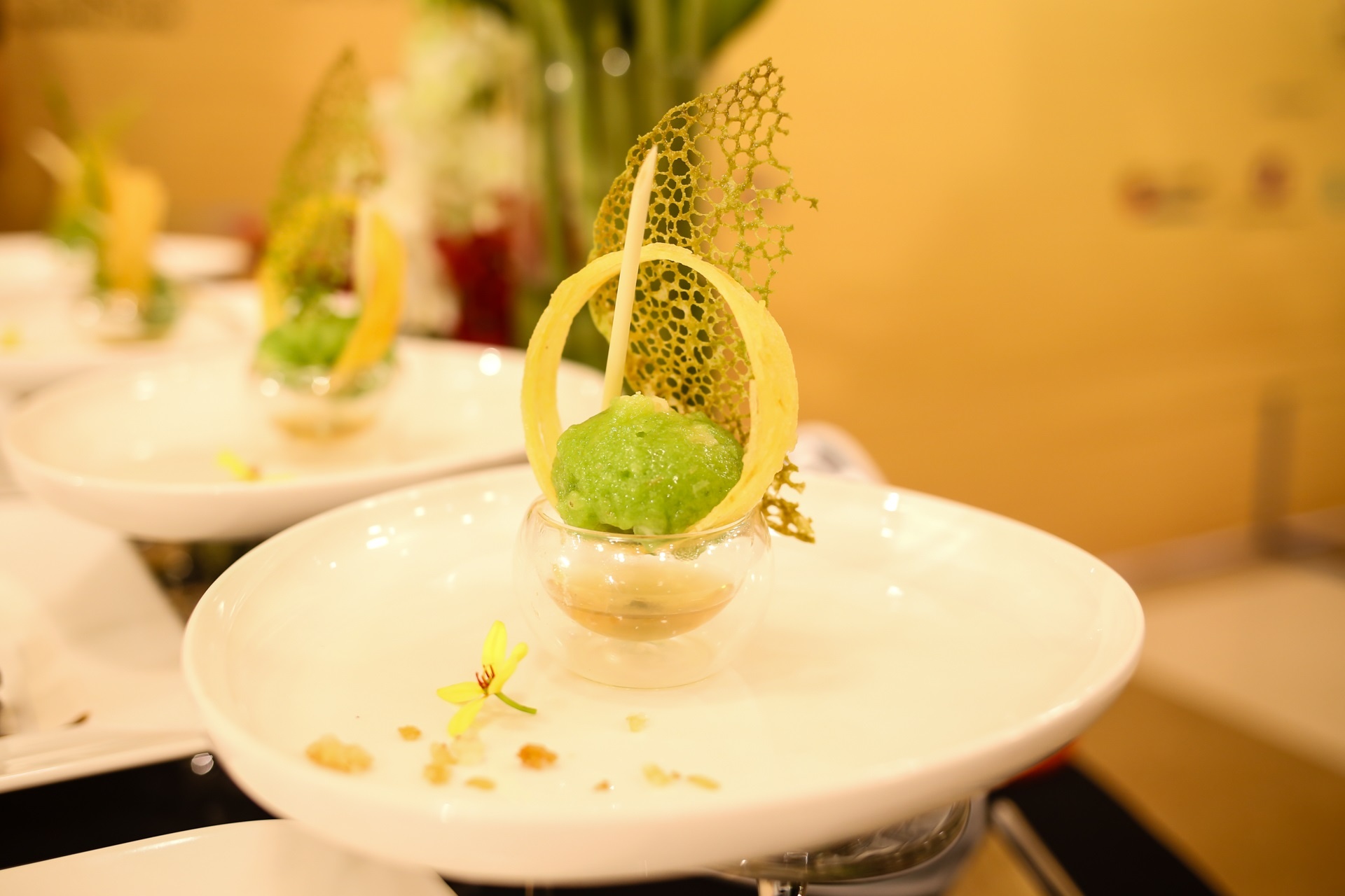 Nghe thuat trinh bay mon an tinh te cua dau bep hinh anh