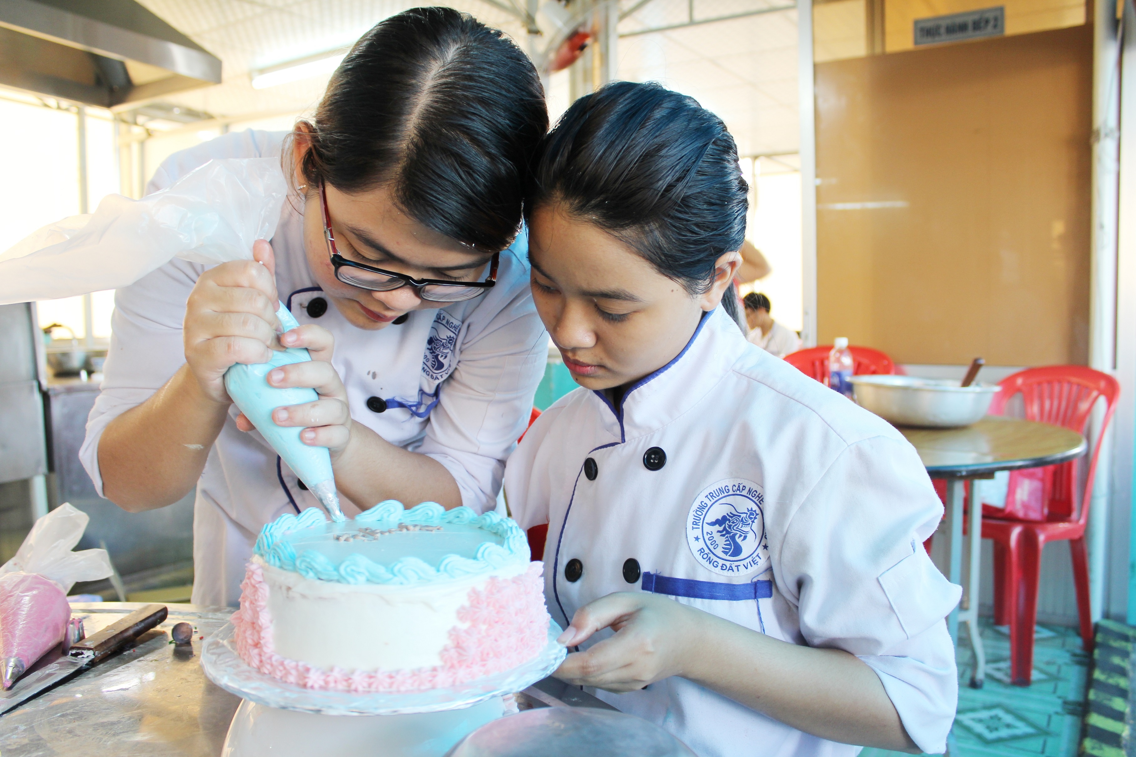 Nang chuan tay nghe voi hoc phi uu dai 30% tai Viet Giao hinh anh