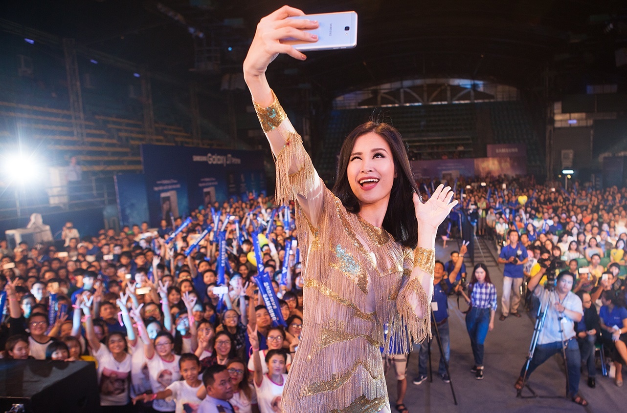 Ly do Dong Nhi va Isaac noi tieng chieu fan hinh anh