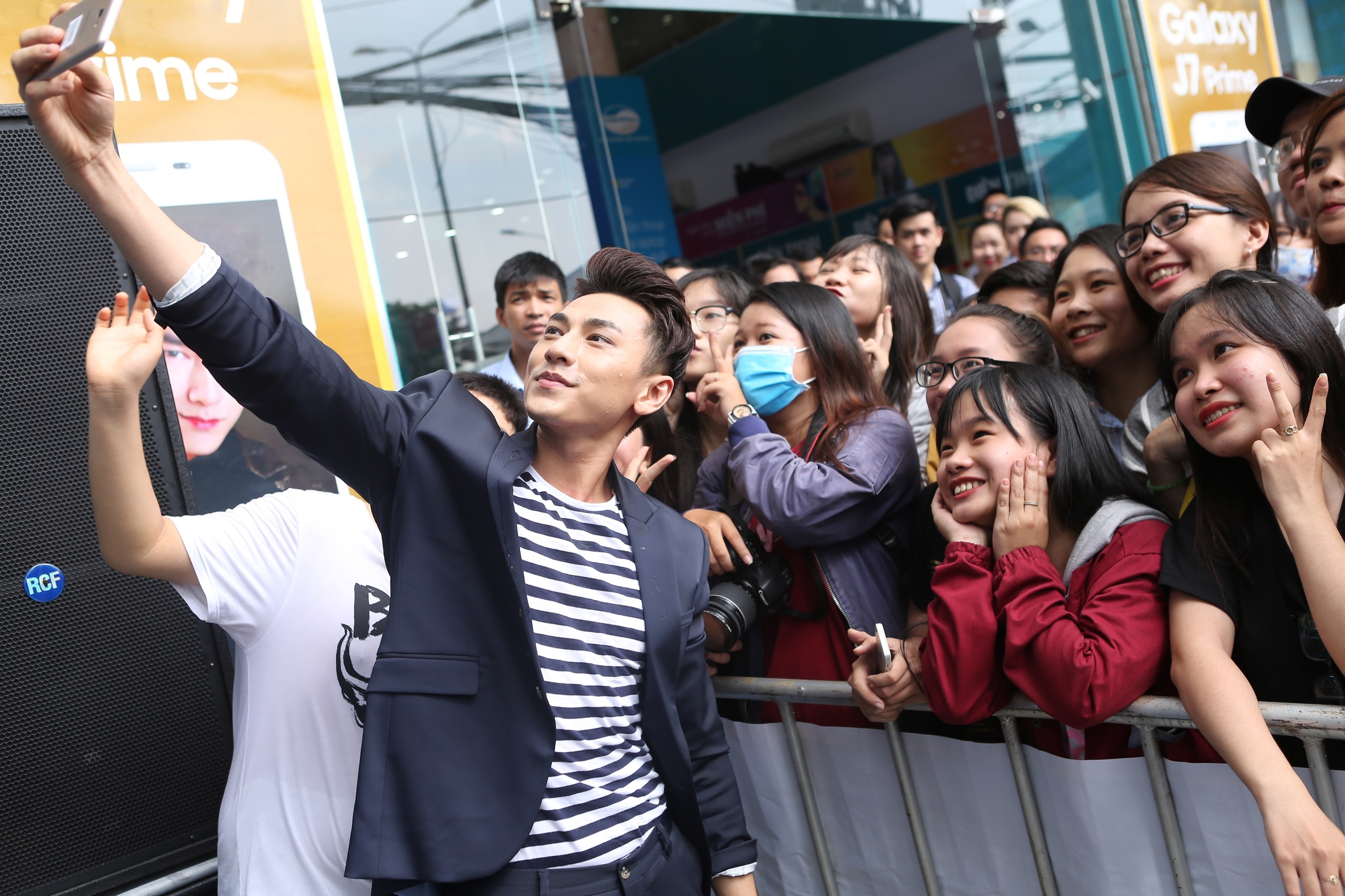 lý do Đông Nhi và Isaac nổi tiếng chiều fan ảnh 1 ly do Dong Nhi va Isaac noi tieng chieu fan anh 1