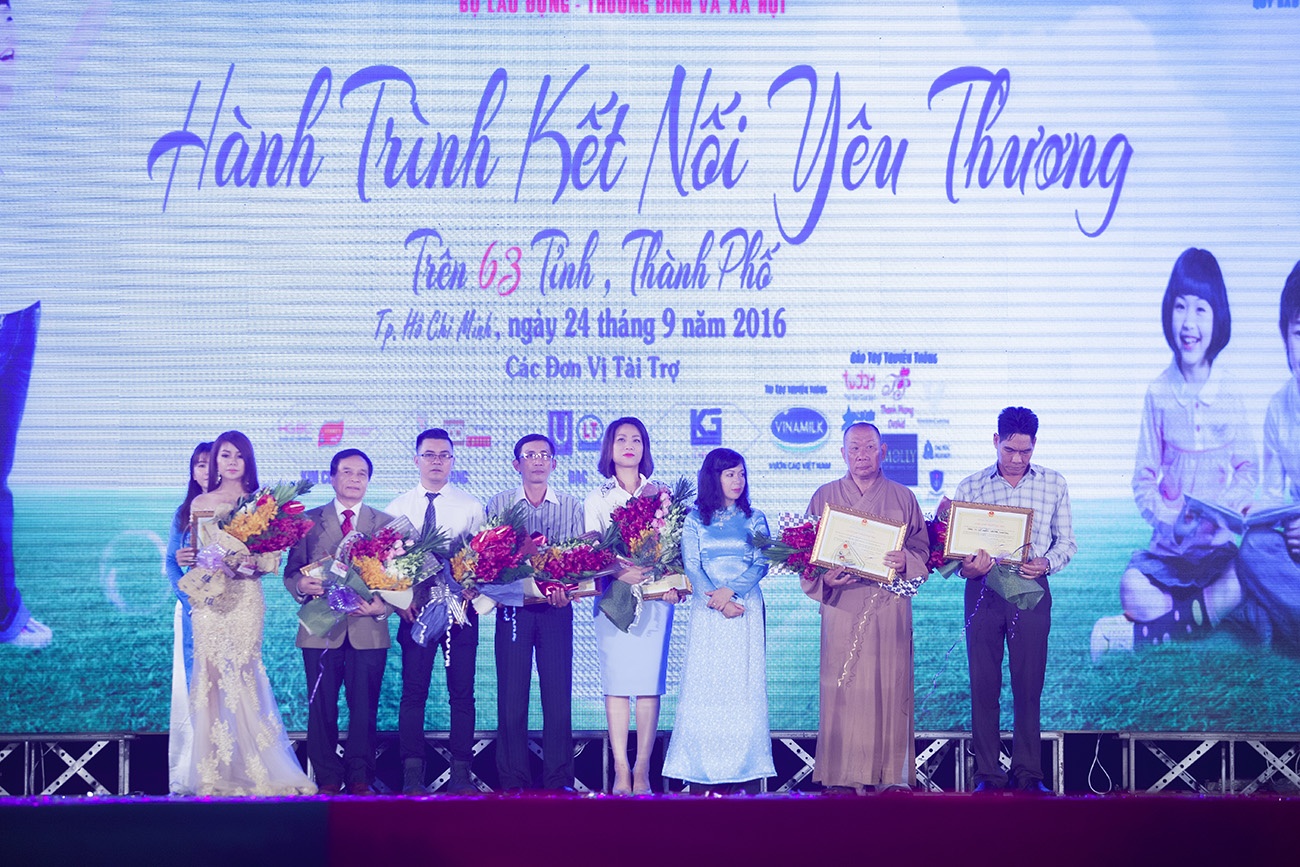Hành trình kết nối yêu thương,  Sơn Tùng M-TP ảnh 1 Hanh trinh ket noi yeu thuong,  Son Tung M-TP anh 1