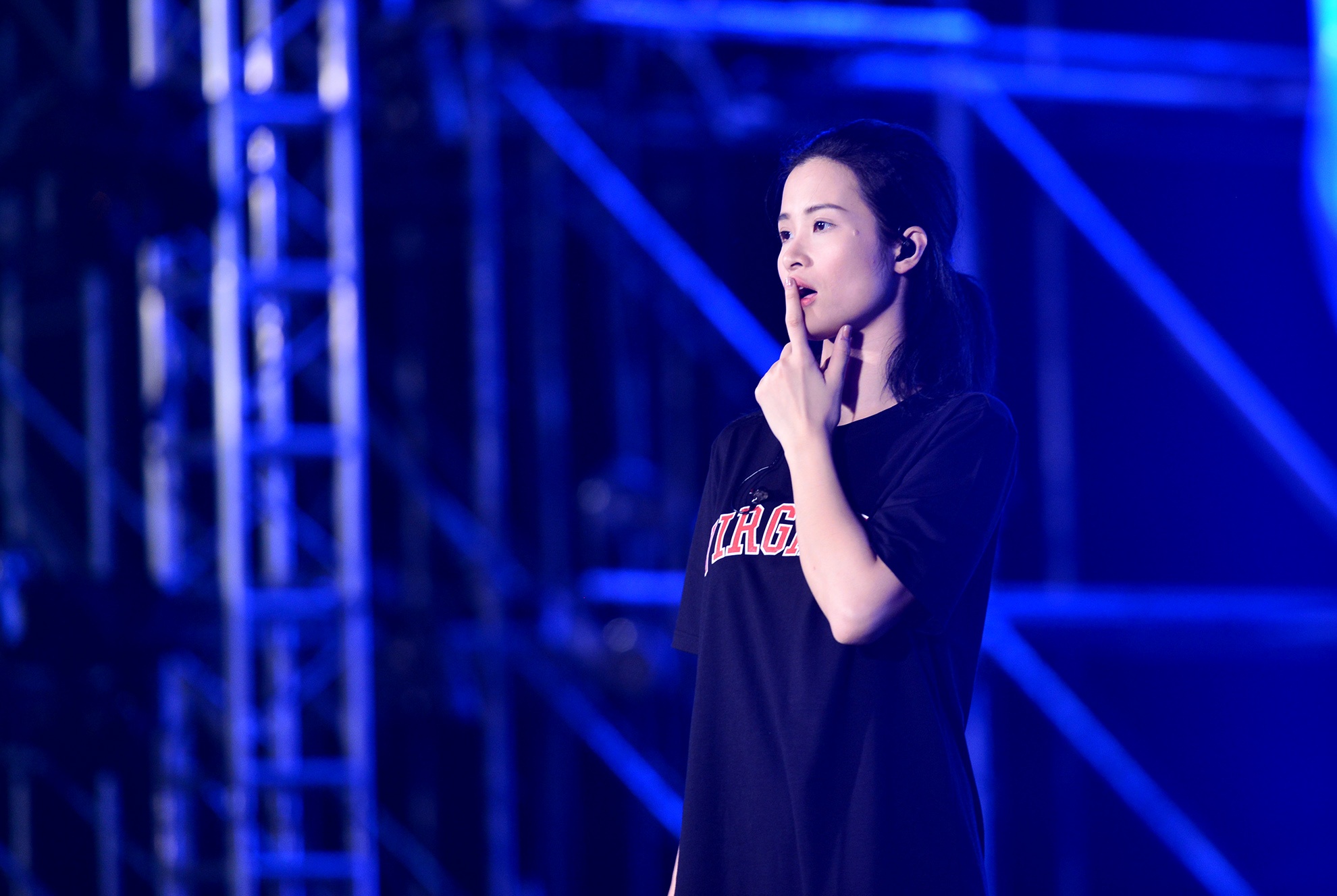 Dong Nhi bat khoc khi thay san khau liveshow hoanh trang hinh anh