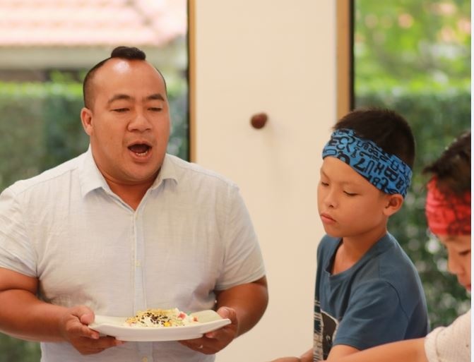 Hieu Hien day cac cau thu nhi hieu thao voi cha me hinh anh