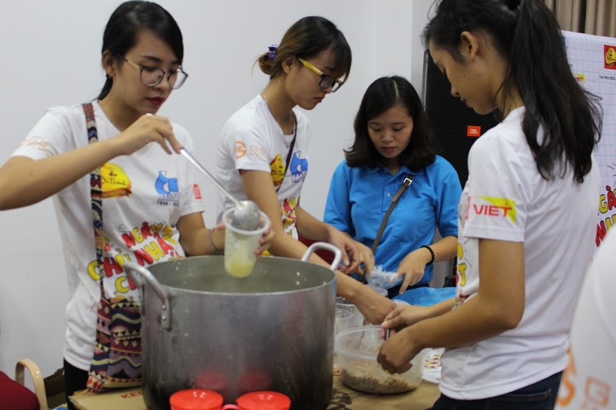 'Ngay chu nhat cho em' tham benh nhi o benh vien Thanh Nhan hinh anh