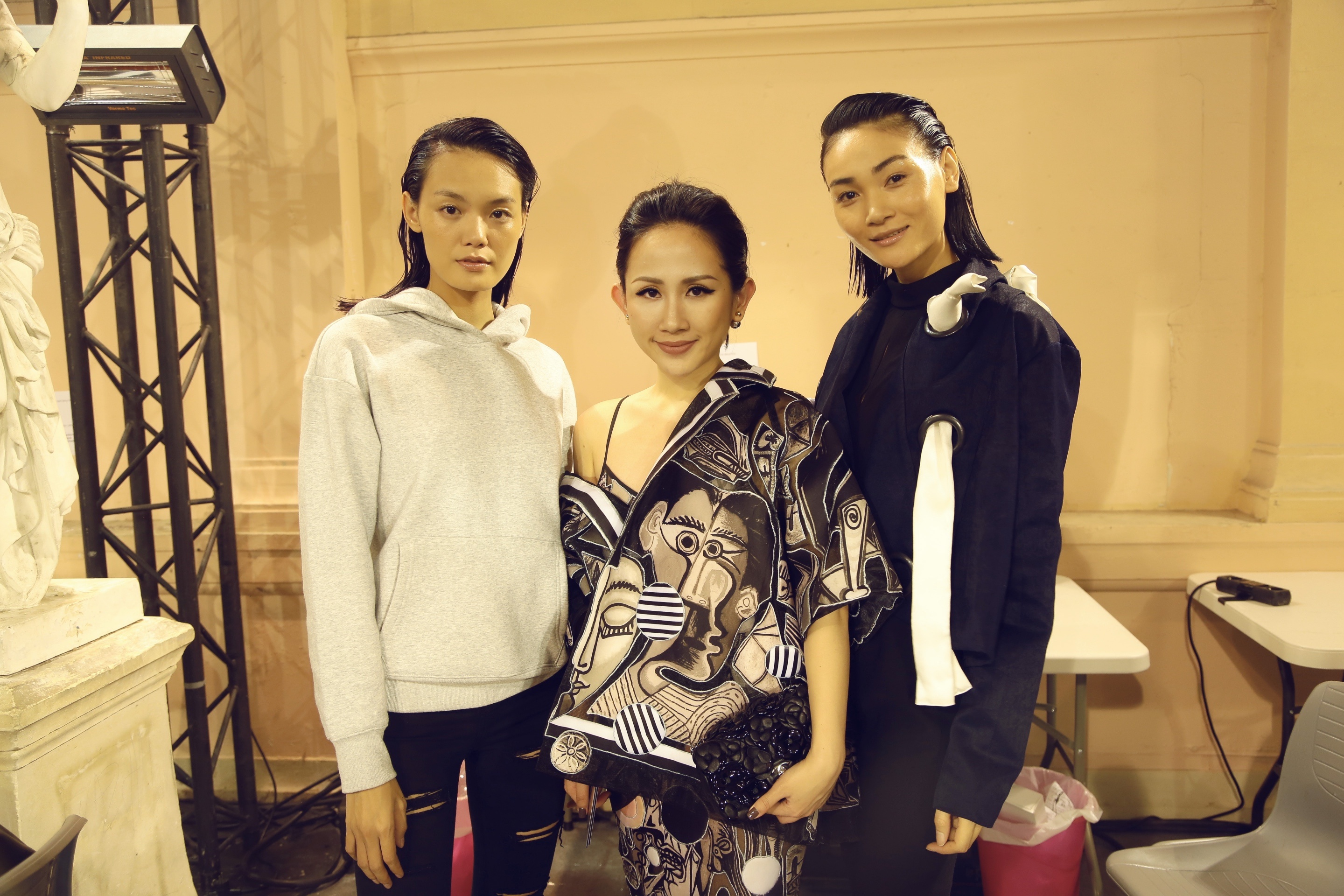 Tram Nguyen hoi ngo hai chan dai Viet o Paris Fashion Week hinh anh