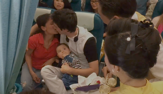 to chuc ky niem ngay cuoi tren may bay anh 1