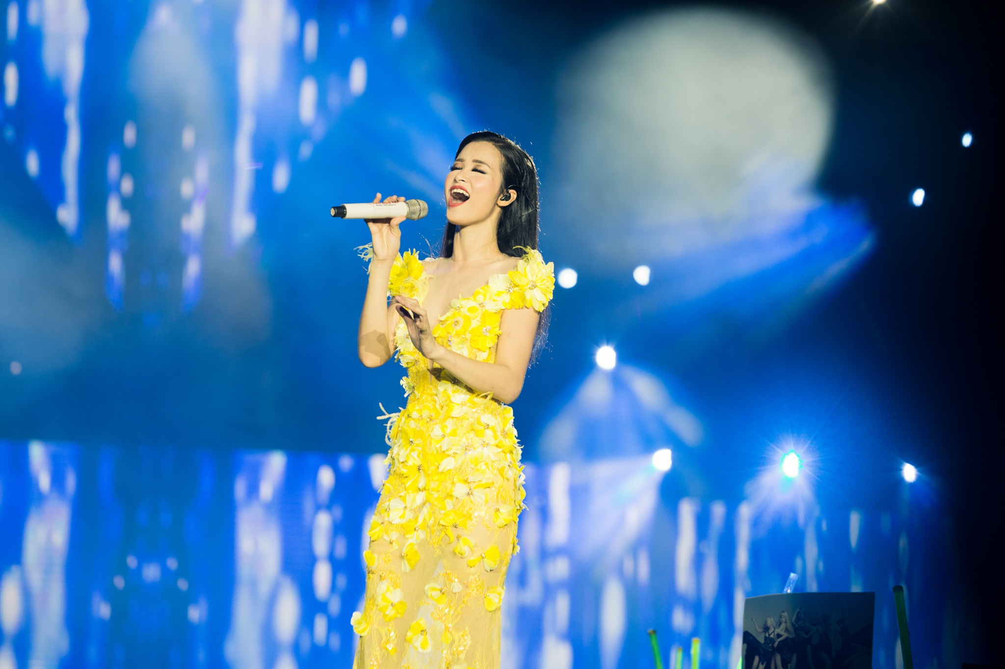 Nhung bo canh long lay cua Dong Nhi trong ‘It’s showtime’ hinh anh