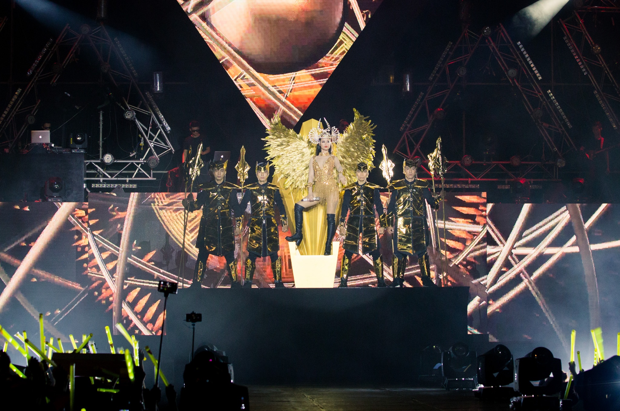 bo canh long lay cua Dong Nhi anh 1