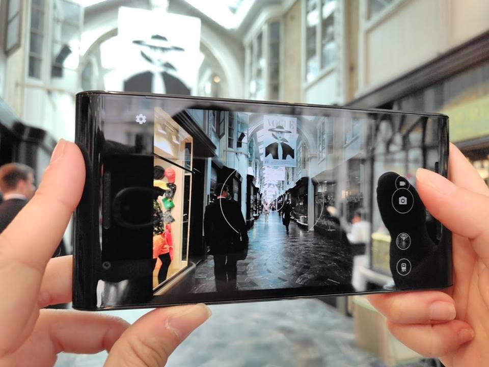 Dien thoai bao mat cao Solarin gia nhap thi truong Viet hinh anh