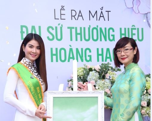 Hoang Hac ra mat bo nhan dien moi va dai su thuong hieu hinh anh