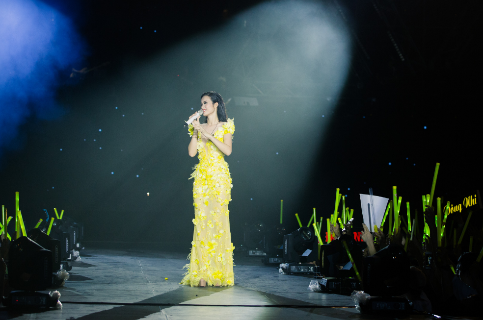 Chuyen chua ke ve Dong Nhi sau hao quang san khau hinh anh