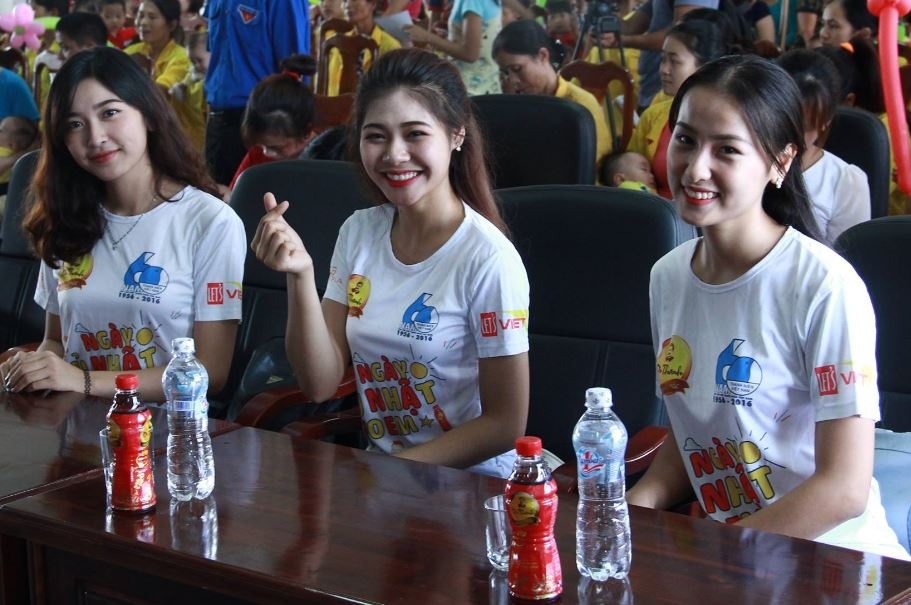 Hoa khoi Sinh vien Ha Noi tham benh nhi tai Bac Giang hinh anh