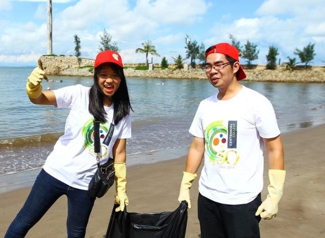 Sinh vien Viet tham gia chien dich 'Paint the Town Green' hinh anh